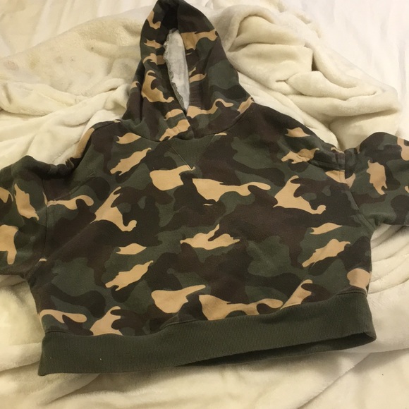 CAMO CROPPED SWEATSHIRT - Picture 1 of 5